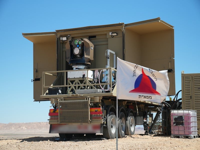 ۸/ صلح اسرائیلی، مذاکره ترامپی، ونزوئلا—و یک واقعیت تلخ 🌍🧠

اسرائیل حتی وقتی «صلح» اعلام می‌کند،
هر روز فرمانده حزب‌الله یا حماس را هدف می‌گیرد.
ترامپ حتی وقتی «مذاکره» می‌گوید،
همزمان نقشه حمله را کامل می‌کند.
ونزوئلا هم امروز زیر فشار آمریکا به نقطه انفجار نزدیک شده

فشارهایی