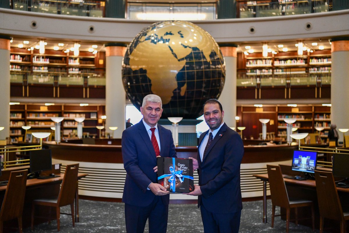 Büyükelçilik, <a href="/cb_kutuphane/">Cumhurbaşkanlığı Millet Kütüphanesi</a>’sine @inguatprensa desteğiyle kitap bağışında bulundu. Ziyaret sırasında Sayın Ayhan Tuğlu geçici sergiyi tanıttı ve kütüphaneyi gezdirdi. Cumhurbaşkanlığı Yerleşkesinde yer alan bu kütüphanede Guatemala'nın önemli bir kitap koleksiyonu bulunmaktadır.