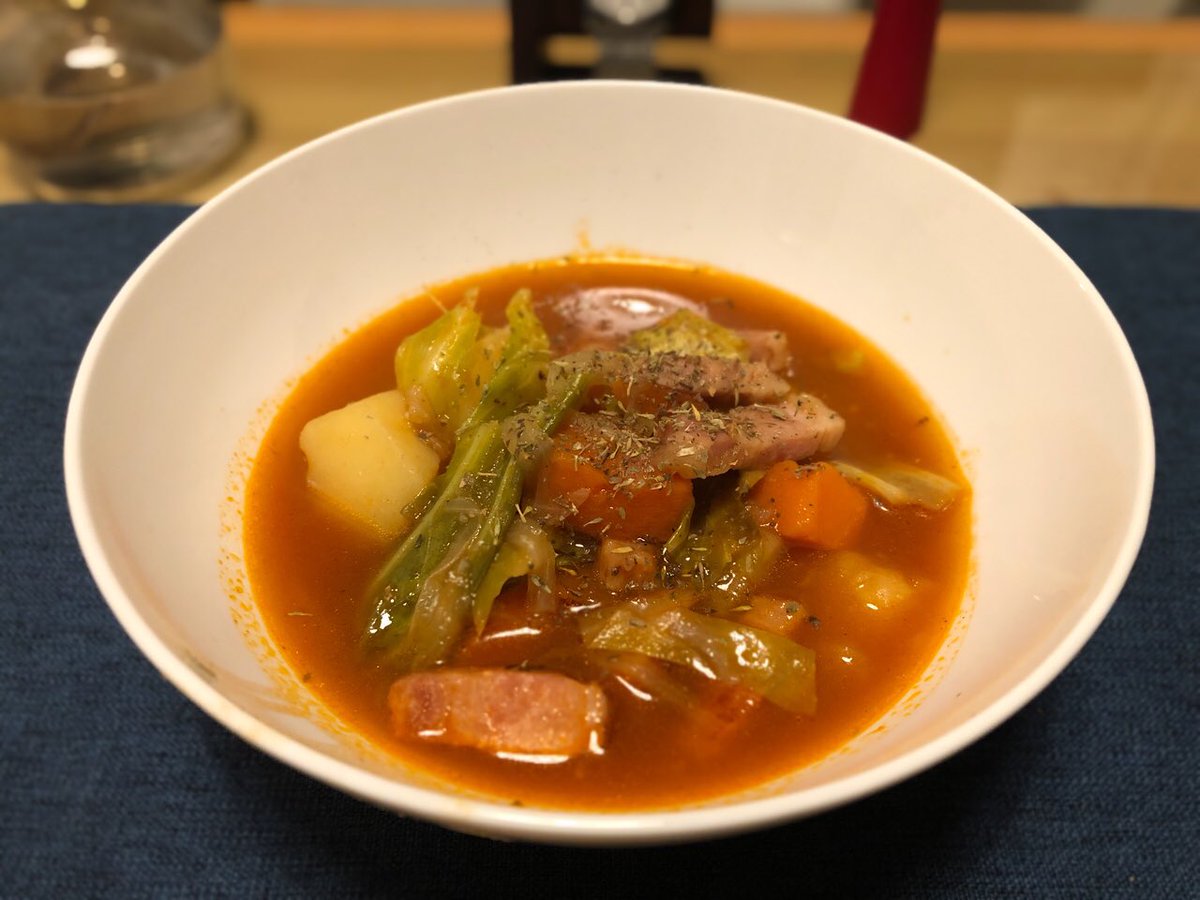 こんばんは

ごはん日記
12月2日 火曜日 夜

ベーコン、チョリソと野菜たっぷりのトマトスープ
フランスパン

コンソメとケチャップで美味しいです

もっと早くやれば良かったなこれ