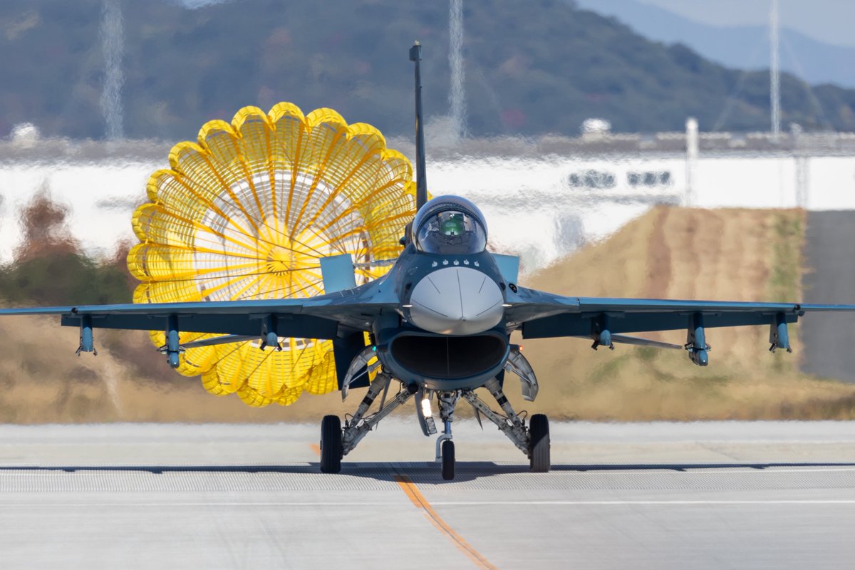 RJDM_Photo's tweet image. 築城基地航空祭2025

機動飛行終わった後RW07でシュートでT4から入ってきた時はビックリでした笑
ノータンクと言えどパラシュート使ったら700m弱で止まれるのは驚きでした✌️