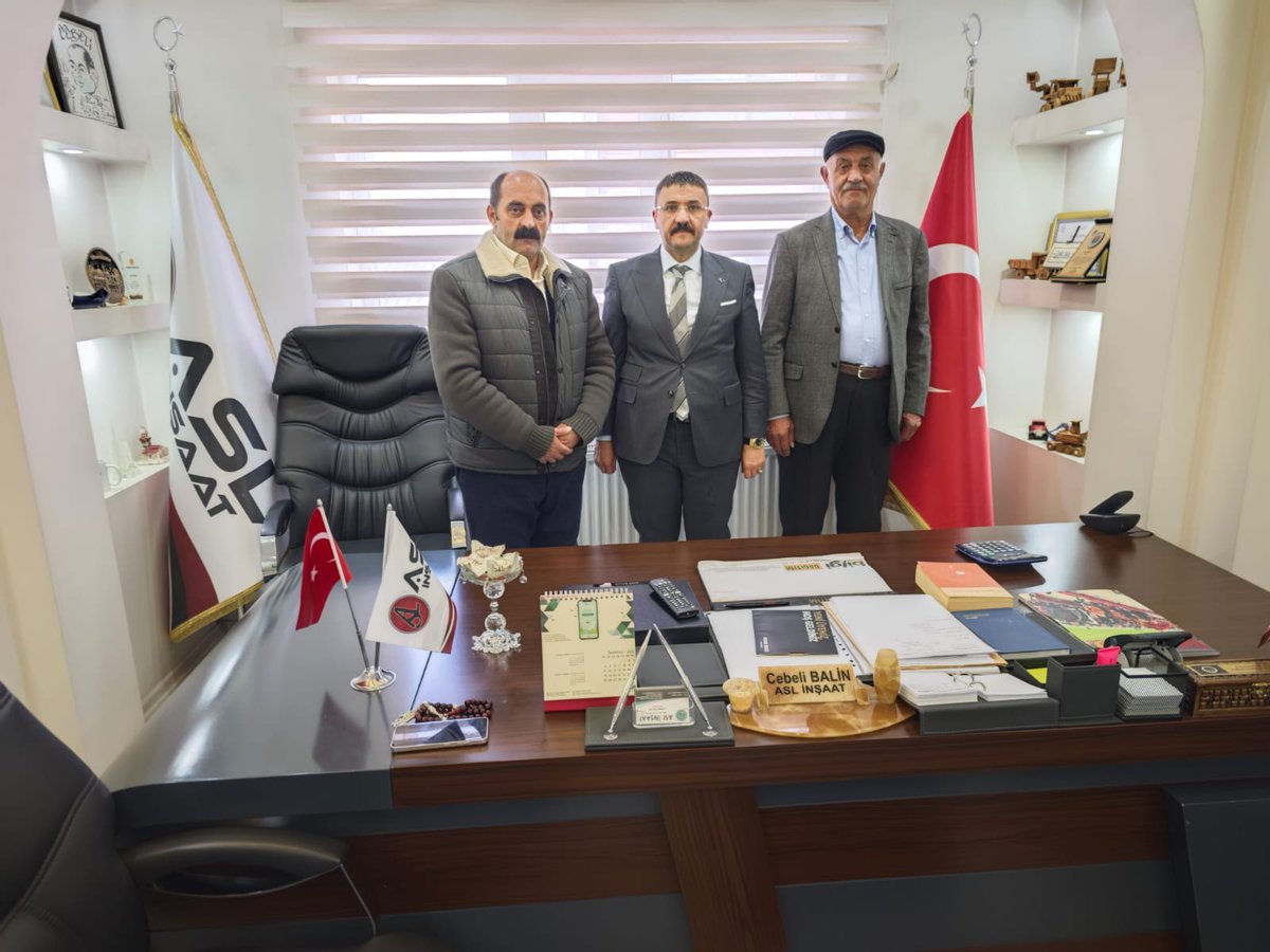 Sılehi Aşireti Liderimiz Sn.Mehmet Alayı ATLI
Hakkari-Yüksekova'da 
İlçenin Kanaat önderlerinden H.Sıtkı BALİN ve Muhtar Murat BALİN'i ofislerinde ziyaret ettiler
BALİN ailesine aşiret liderimize göstermiş oldukları yakın ilgi ve alakalarından ötürü teşekkür ederiz🇹🇷🇹🇷🇹🇷🇹🇷