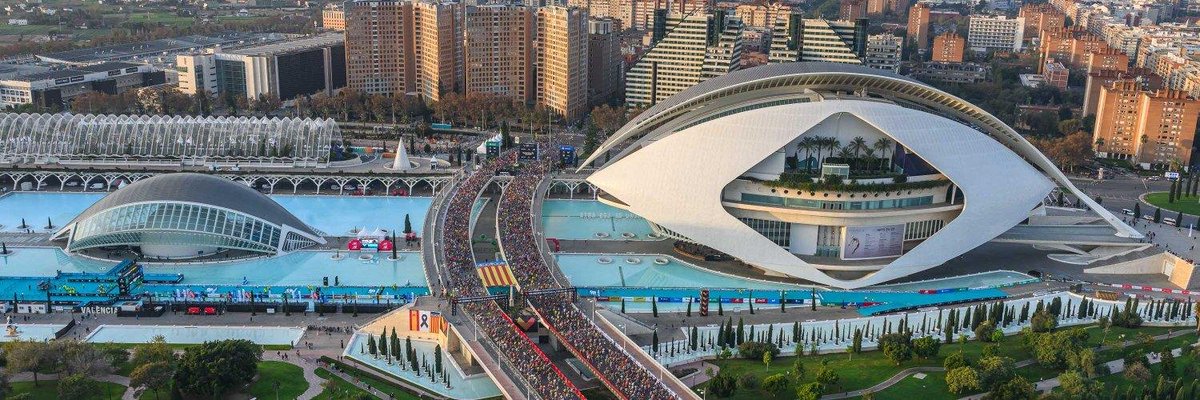 AjuntamentVLC's tweet image. 🏨 #València té prevista una ocupació hotelera mitjana del 90% durant el pont de desembre impulsada per la 4⃣5️⃣ edició de la @maratonvalencia, amb un 67% de participació estrangera.

👟El sondeig, de @FundVisitVal, preveu un pic del 96% en la nit de dissabte 📈

#42KValencia