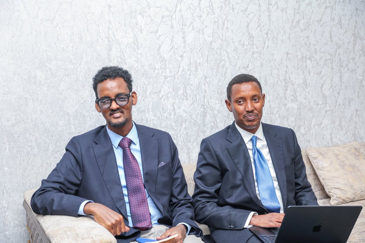 Ra’iisul Wasaare Xamsa oo la kulmay Wafdi ka socday Dowladda UK 

Muqdisho, Talaado, 02 Diseembar 2025:- Ra’iisul Wasaaraha Xukuumadda Jamhuuriyadda Federaalka Soomaaliya, Mudane Xamsa Cabdi Barre, ayaa xafiiskiisa ku qaabilay wafdi ka socday dowladda UK oo ay hoggaaminaysay