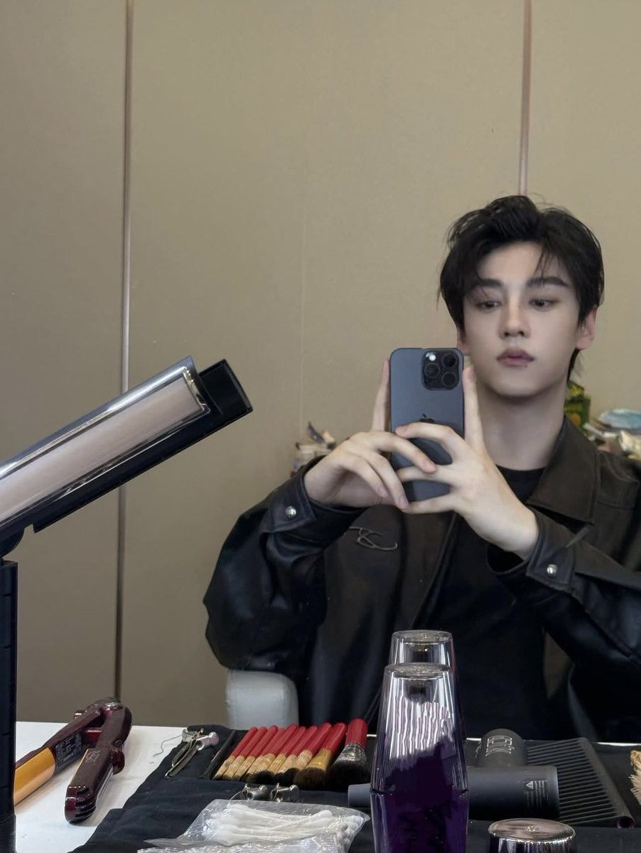 17qutyp's tweet photo. แล้วแคปชั่นคือ “โค้วต้าเซลฟี่ปี 2025 เหลือเท่าไหร่นะ” 54455555555555 ลงได้เรื่อย ๆ เลยน้า เพราะหล่อ 🧍🏻 https://t.co/urpAQ4ibDq