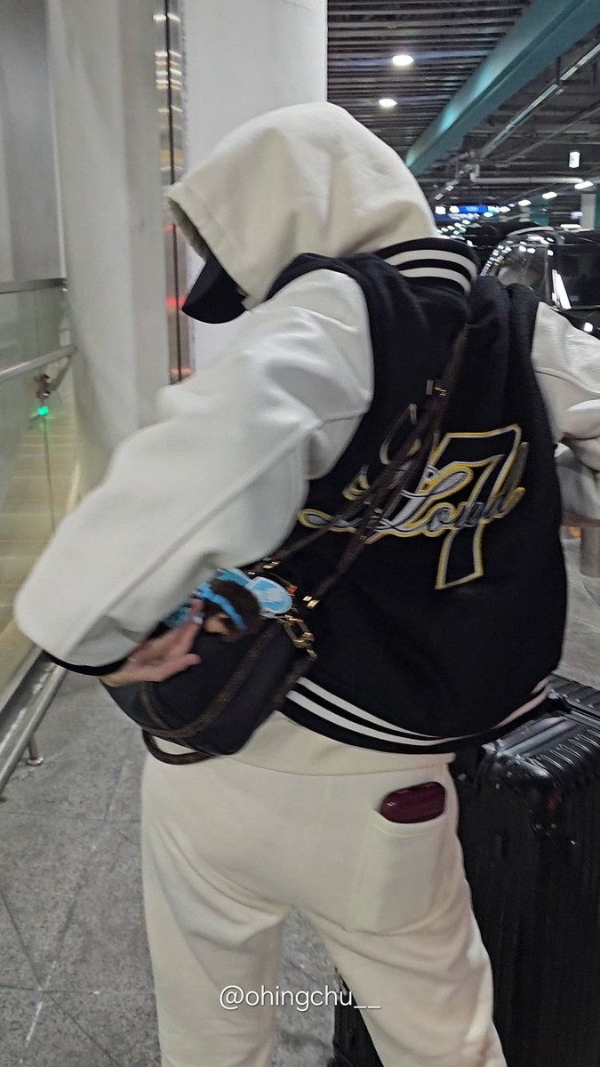 this is what the back of the new lloud varsity jacket looks like 😍

c/o ohingchu__ 

#LISA <a href="/wearelloud/">LLOUD</a>