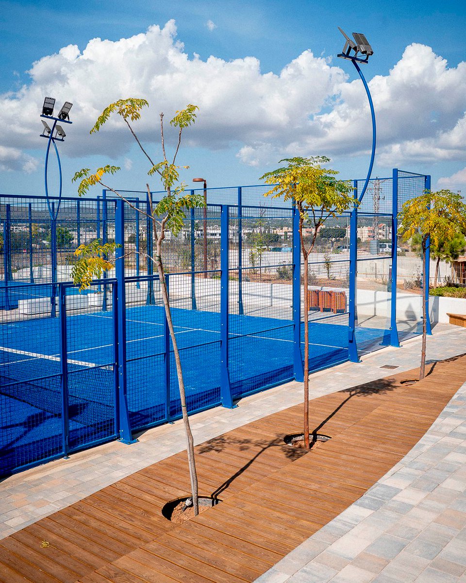 Accesibilidad y paisaje se unen en el Complejo Deportivo de la Parroquia de Jesús (Ibiza) 📍

Aportamos mobiliario y pavimento para crear recorridos más amables y zonas de descanso. 

📸 Fotografías de Meridià Estudio