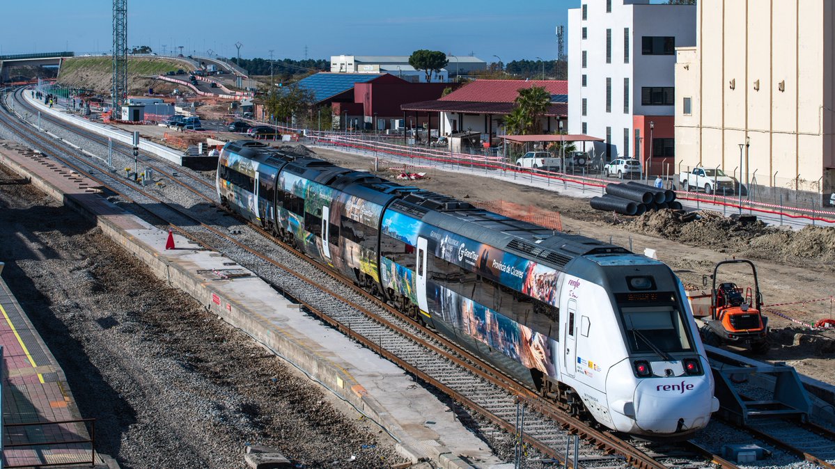 599 MD Madrid-Atocha-Sevilla Santa Justa, vinilado con publicidad del turismo de la provincia de Cáceres promovido por la Diputación Provincial de Cáceres, llegado a la estación provisional de Navalmoral de la Mata.
Navalmoral de la Mata, 29 de noviembre de 2025.
