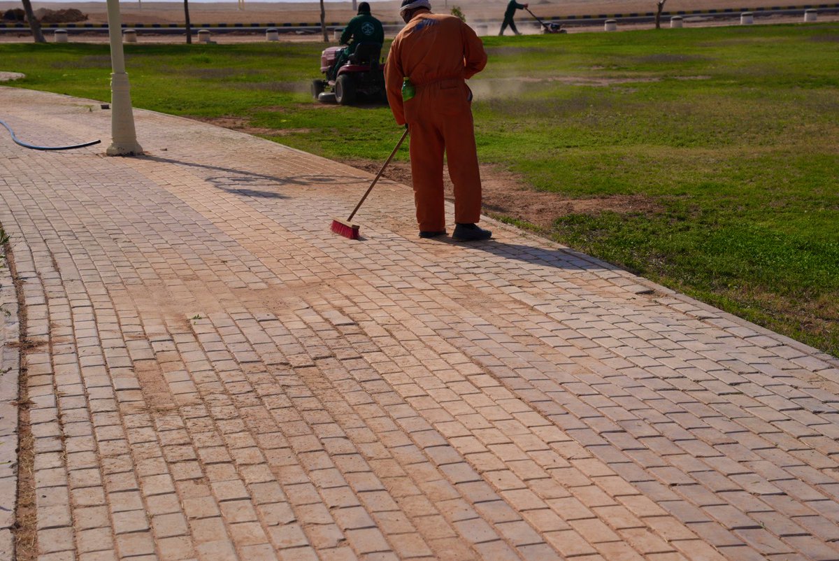 تواصل #بلدية_أم_خنصر أعمال النظافة العامة والكنس اليدوي في الحدائق، وذلك للحفاظ على بيئة نظيفة وآمنة وتحسين جودة المرافق لخدمة 
الزوار.

#بلدية_أم_خنصر #أمانة_منطقة_الحدود_الشمالية