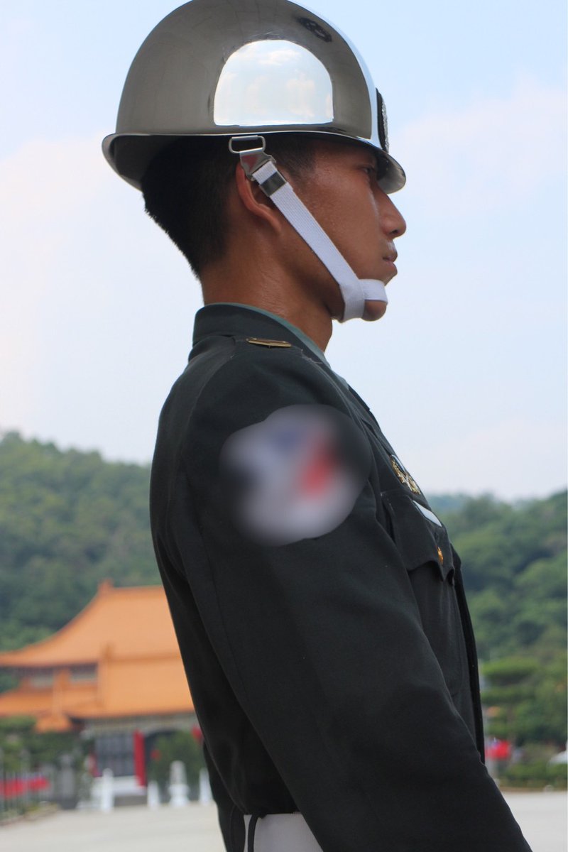 實拍男模站崗（2016.09.01）

有位雜誌模特兒，他在陸軍儀隊服役期間駐防忠烈祠，一上崗之後就一直滴水，整件制服都濕了，好想撲上去聞，看帥哥流汗就是爽📷

更多圖片分享，歡迎加入Telegram群組「男孩紀律養成所（軍事🪖寵物🐕物化🪑制服📷）：t.me/+JCz7IpPMhJw2M…
