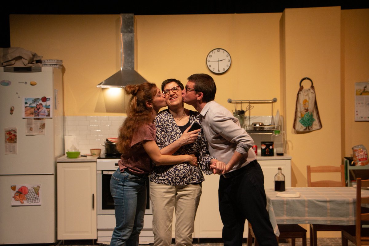 Últimes funcions i últimes entrades per LA PAELLA DELS DIJOUS de Cristina Clemente, dirigida per Muguet Franc.

Una comèdia que celebra l’amor, la vida, i les segones oportunitat. Veniu a dinar amb la família Rovira, última oportunitat!

📅Fins al 14/12
🎟️elmalda.cat/espectacle/la-…