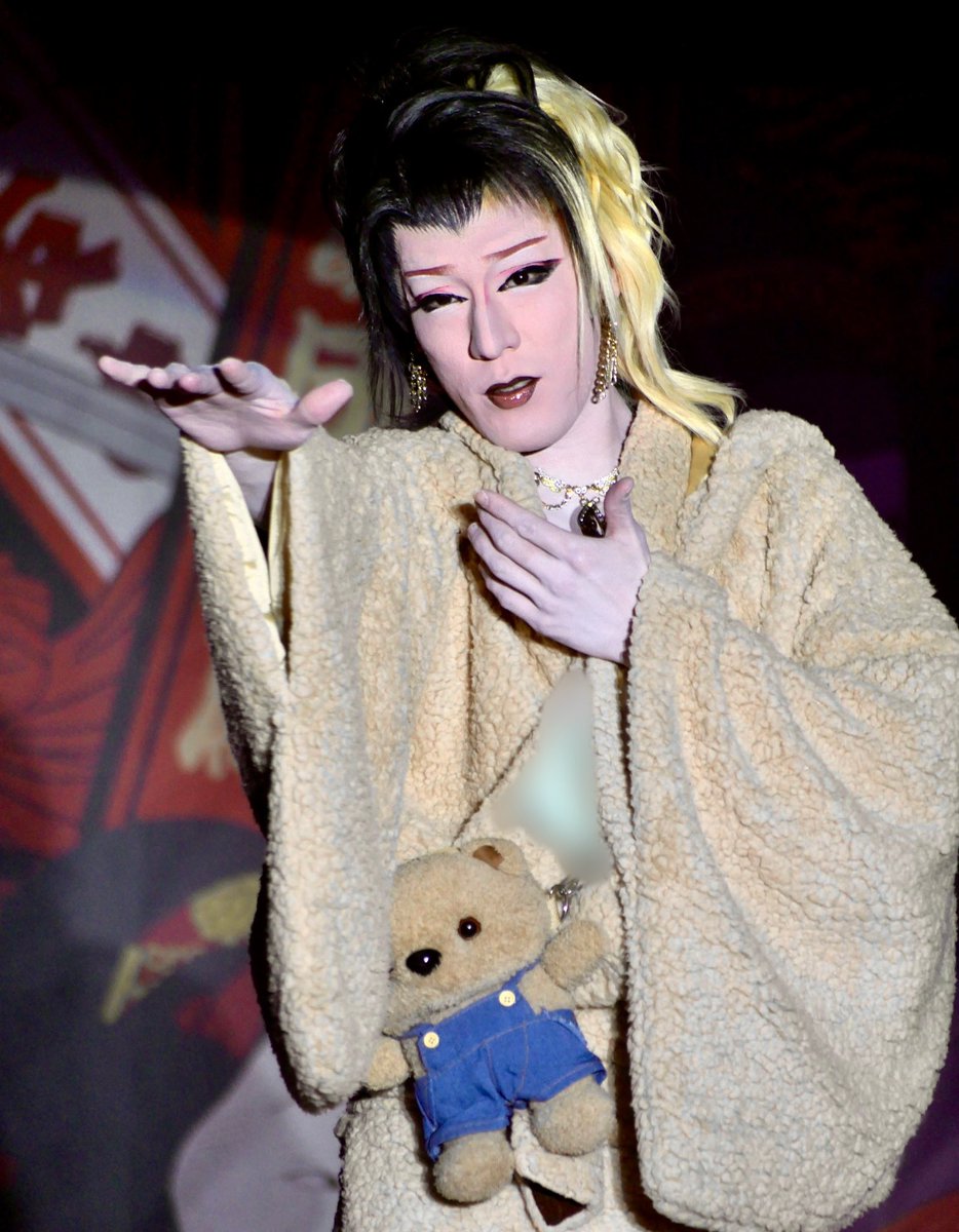 ずっと生で観たかったくまちゃんのもふもふのお着物が観られて大歓喜🥹💕
ポシェットまで含めてワンセットなのかわいい🧸💓

#劇団美鳳 #紫城輝也