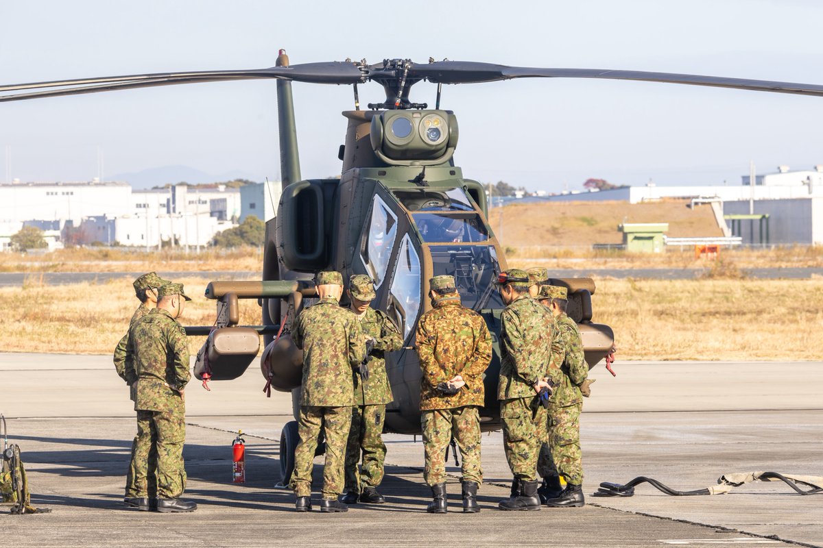 RJDM_Photo's tweet image. 築城基地航空祭2025
第1戦闘ヘリコプター隊 OH-1

点検前に皆さん集まられててとても画になってた✨
今回は統制で第1戦闘ヘリコプター隊副隊長も来てらっしゃいました！