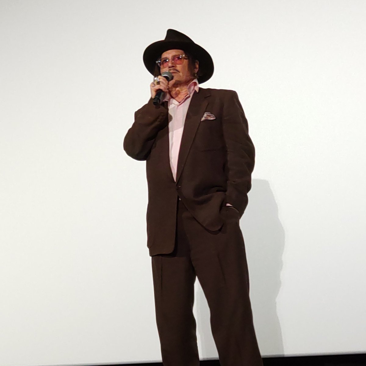 screenonline's tweet image. 来日中の　＃ジョニー・デップ　が、都内で監督作品『＃モディリアーニ！亅のジャパンプレミアに登場。満員の観客に向けて舞台挨拶しました。前回の来日からだいぶ経ってしまったことをお詫びし、次はもっと早く戻るよ、と約束してくれました。