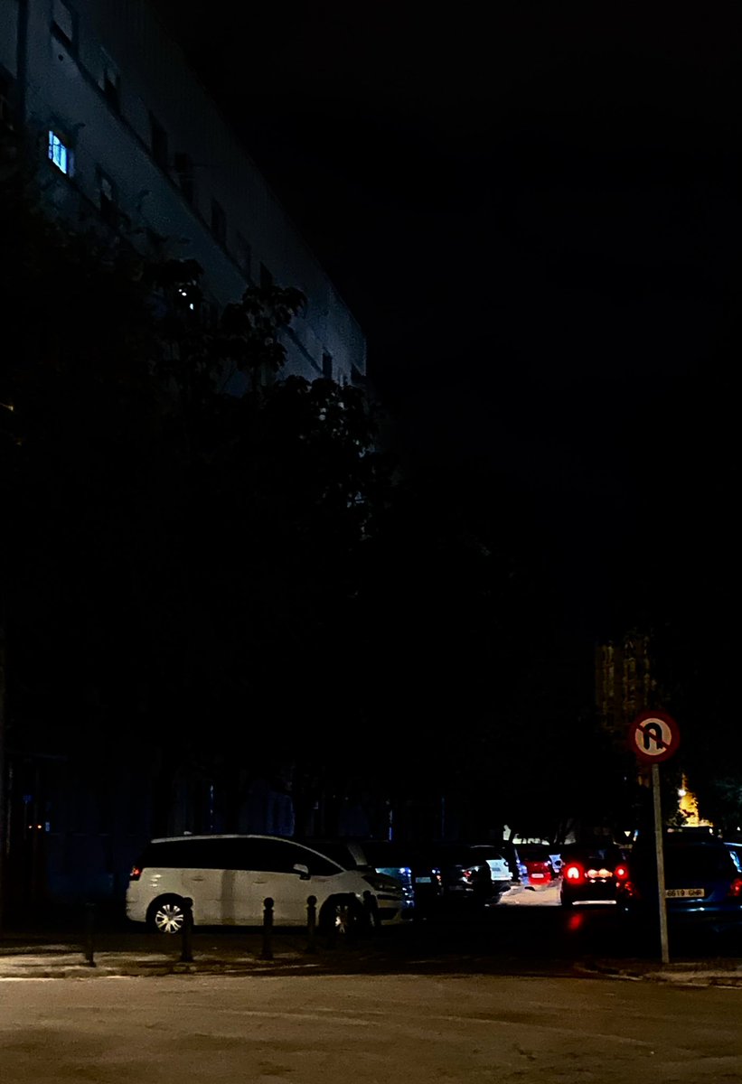 En los barrios de segunda para el PP, no sólo no hay alumbrado de Navidad, es que no hay ni luz.

Esta es la calle Barbate esta mañana.

Cádiz, la ciudad que más derrocha de España en luces de Navidad.