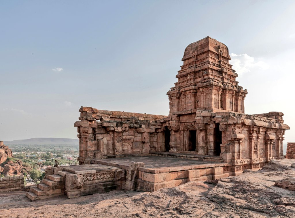 Anshul_arya167's tweet image. यह प्राचीन ऊपरी शिवालय मंदिर हैं जो कि कर्नाटक राज्य के बादामी में स्थित है इसे 8वीं शताब्दी के आरंभ में चालुक्य द्वारा निर्मित किया गया था | यह मंदिर उत्कृष्ट वास्तुकला और ऐतिहास महत्व का प्रमाण हैं | #badami #temple #hinduism