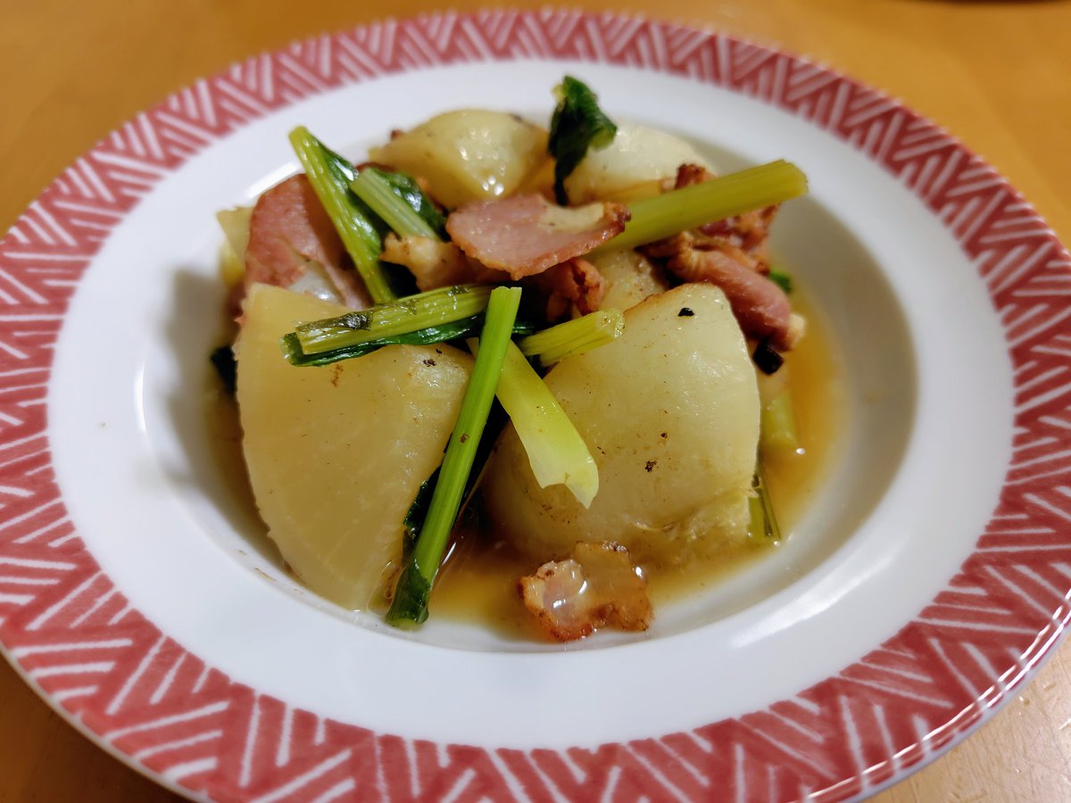 Navet au Lard🇲🇫

かぶとベーコンの煮込み

１週間ぶりの料理
インフルエンザで寝込んでました