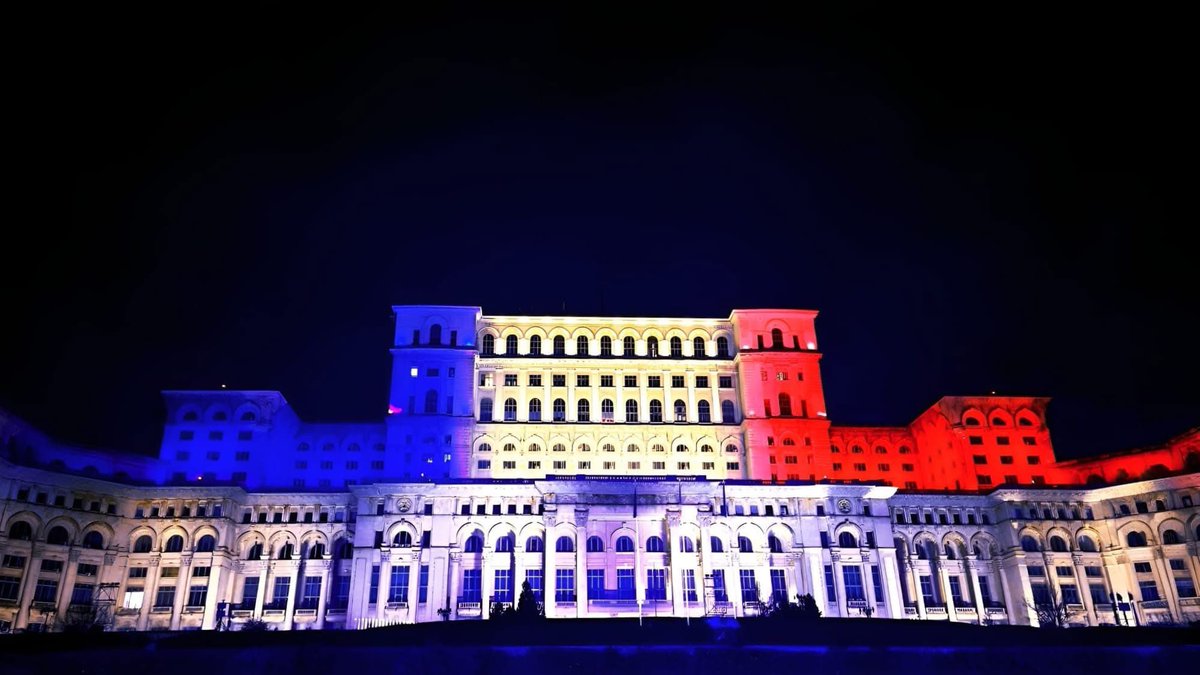 cdep_ro's tweet photo. Faţada principală a Palatului Parlamentului a fost iluminată în culorile drapelului naţional, luni, 1 decembrie, pentru a marca Ziua Naţională a României şi împlinirea a 107 ani de la Marea Unire. 🇷🇴
#cdep #decembrie2025 https://t.co/YGVKEfxLYZ