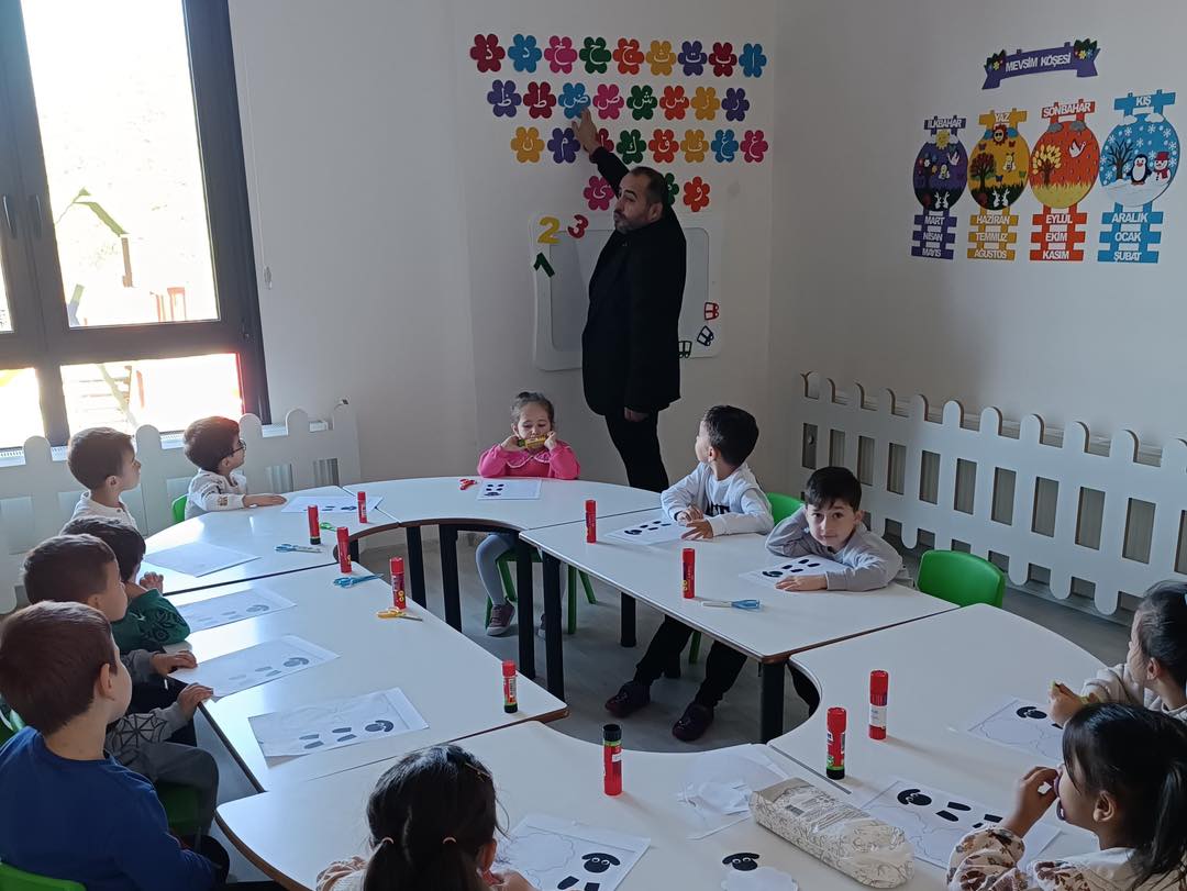 BeysehirMuftulk's tweet photo. Müftümüz Enes AKTAŞ, Esentepe 4-6 Yaş Kur’an Kursu’nu ziyaret ederek öğrencilerle sohbet etti. Eğitimlerine devam eden miniklere ve öğreticilerimize başarı dileklerinde bulunan Müftümüz, çalışmaların hayırlı olmasını diledi. https://t.co/67DJ8gXrlg