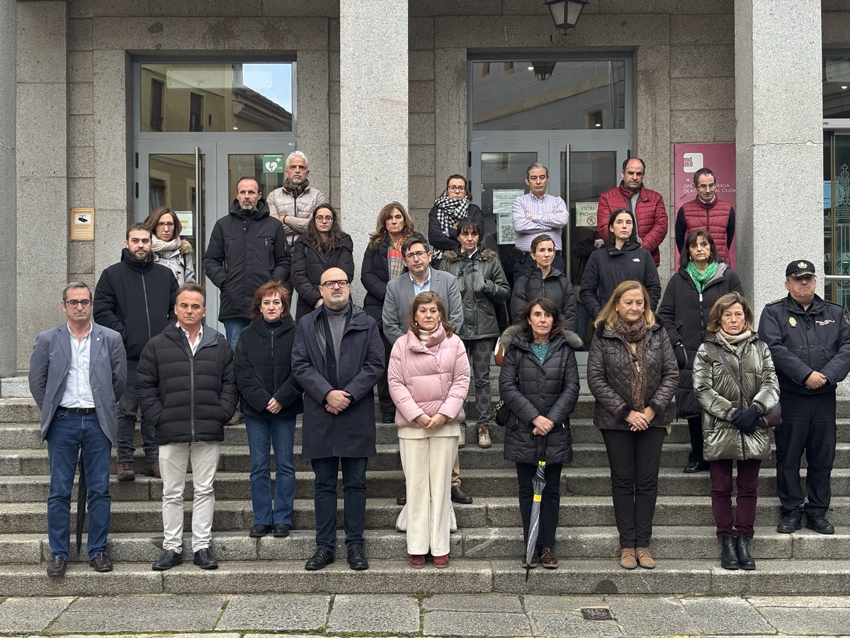 🟣 Hoy nos hemos sumado al minuto de silencio convocado por <a href="/Segovia_Gob/">Subdelegación del Gobierno en Segovia</a> en repulsa por el nuevo asesinato machista de una mujer en Madrid.

No son cifras: son vidas de mujeres arrebatadas.

Frente al negacionismo y los retrocesos, tolerancia cero y políticas firmes.
