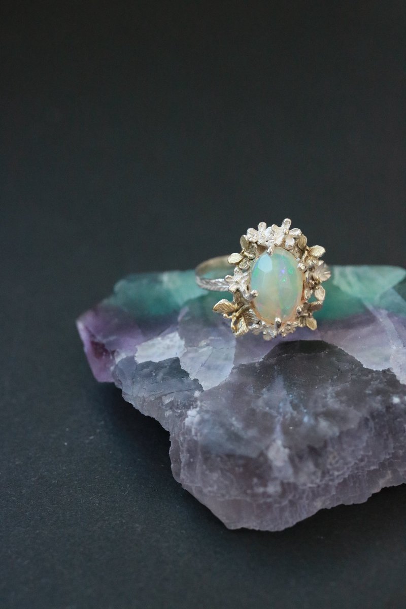 オパールが大好きなのに 遊色が撮れず 「実物はもっと綺麗ですね！」と