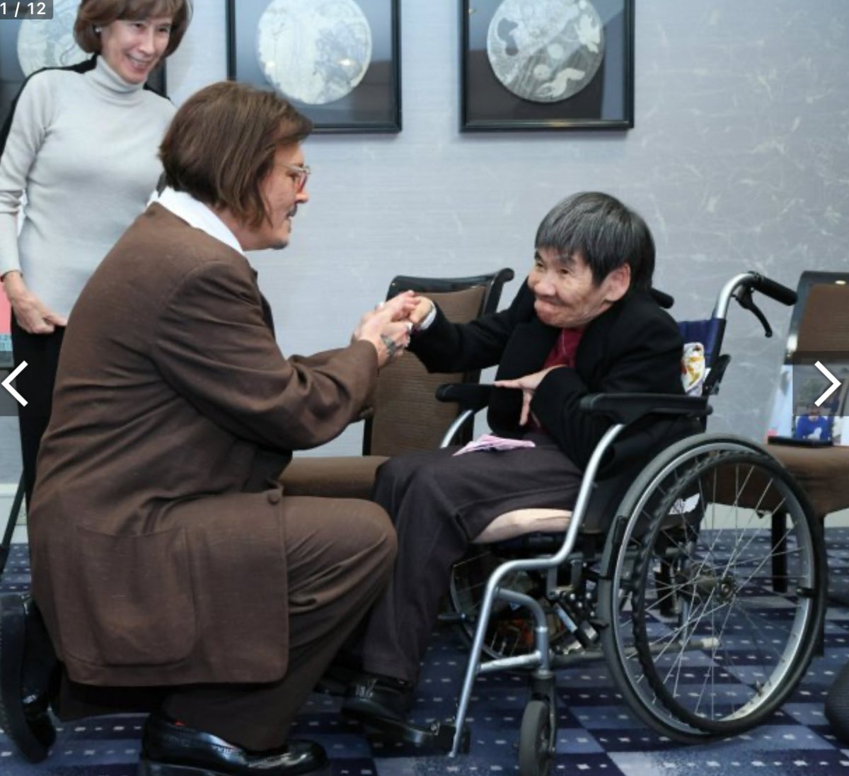 Johnny Depp meets Minamata disease patient Ms. Sakamoto — connected through his film role
By Kenji Imamura – December 2, 2025, 19:57

Fetal Minamata disease patient Shinobu Sakamoto (right) meets actor Johnny Depp (left), who starred in the film MINAMATA. She gifted him a photo