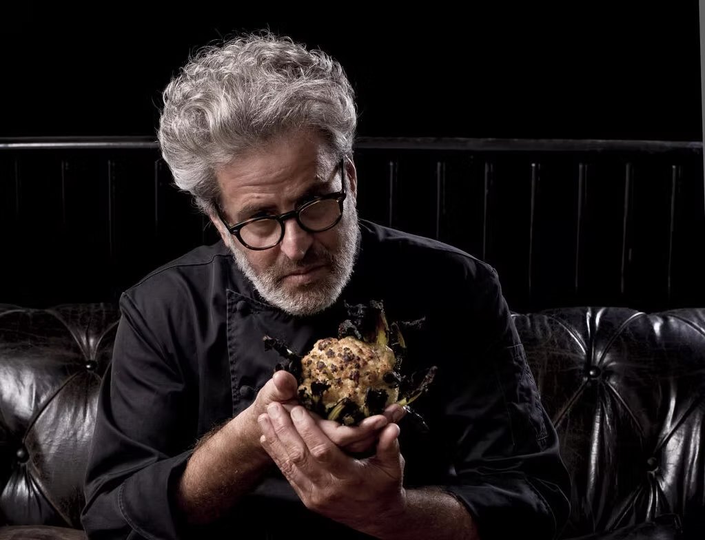 Chef-kok Eyal Shani: 'We waren er zeker van dat we geen Michelinster in ons New Yorkse restaurant Shmoné zouden krijgen omdat we Israëliërs zijn', maar we kregen het wel israelnieuws.nl/post/chef-kok-…