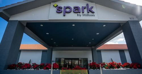 NoticiasRTZ's tweet image. “SPARK BY HILTON”, UNA LÍNEA DE HOTELES CENTRADOS EN EL VIAJERO, Y TENDRÁ SU PRIMER HOTEL FUERA DE ESTADOS UNIDOS CONTINENTALES, CONCRETAMENTE EN EL MUNICIPIO DEPONCE, DONDE ABRIRÁ SUS PUERTAS DESDE HOY MARTES CON LA ASISTENCIA DE LA GOBERNADORA.
facebook.com/share/p/1Fq4fb…