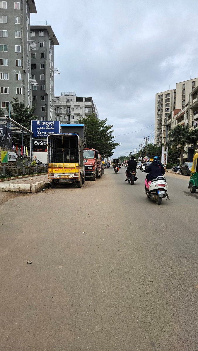 Raghu_Ram_V's tweet photo. @blrcitytraffic @dcpwhitefield Unauthorised parking on the mainroad of ak Gopalan Colony, in front of Altruist hotel is causing to lot of traffic jams during school bus &amp; office hours, kindly do the needful to get these vehicles removed permanently, thanks https://t.co/erHNyKAI34