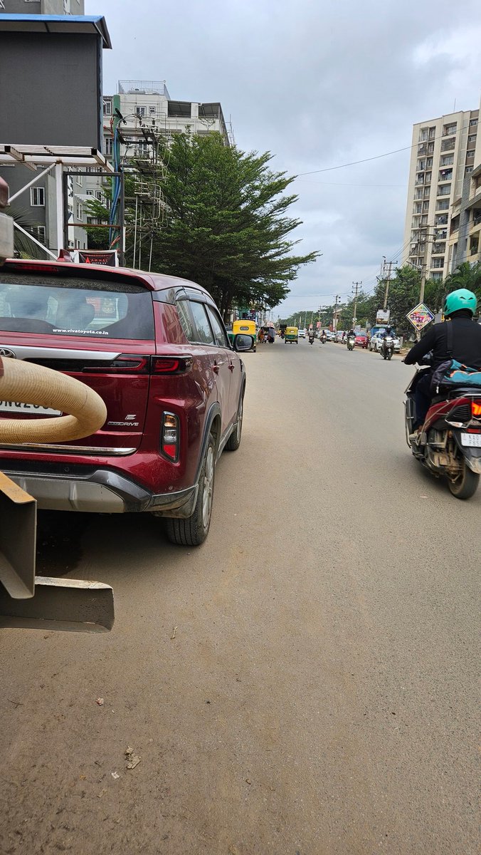 Raghu_Ram_V's tweet photo. @blrcitytraffic @dcpwhitefield Unauthorised parking on the mainroad of ak Gopalan Colony, in front of Altruist hotel is causing to lot of traffic jams during school bus &amp; office hours, kindly do the needful to get these vehicles removed permanently, thanks https://t.co/erHNyKAI34