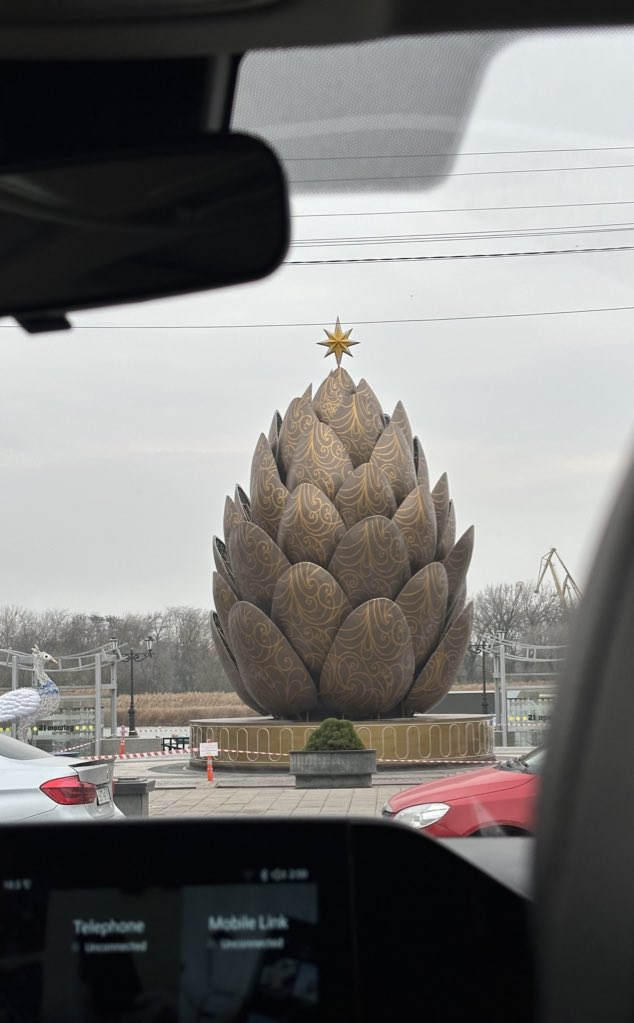 очень нравится что вместо елки у нас в Ростове на набережной поставили ШИШКУ