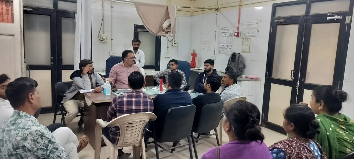 આજ રોજ રાણાવાવ તાલુકા ના સામૂહિક આરોગ્ય કેન્દ્ર ખાતે અધિક્ષકશ્રી ના માર્ગદર્શન હેઠળ  MO,વહીવટી,પેરામેડિકલ સ્ટાફની કામગીરી   બાબતે સંલગ્ન સ્ટાફની જવાબદારી  યોજનાઓ,પ્રોગ્રામ અંગે ચર્ચા કરી જરુરી સુચના અને માર્ગદર્શન આપ્યું.