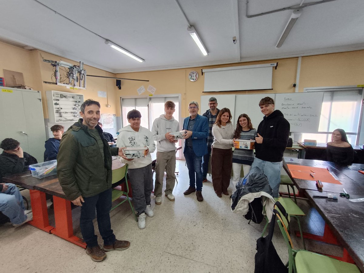 FundacionEndesa's tweet image. ¡Los colegios participantes en esta XI de @retotech siguen recibiendo sus kits de #robótica! 🤖 En esta ocasión los han recogido los centros participantes de Cataluña.
¡El #EspírituRetotech continúa avanzando por toda la geografía española!