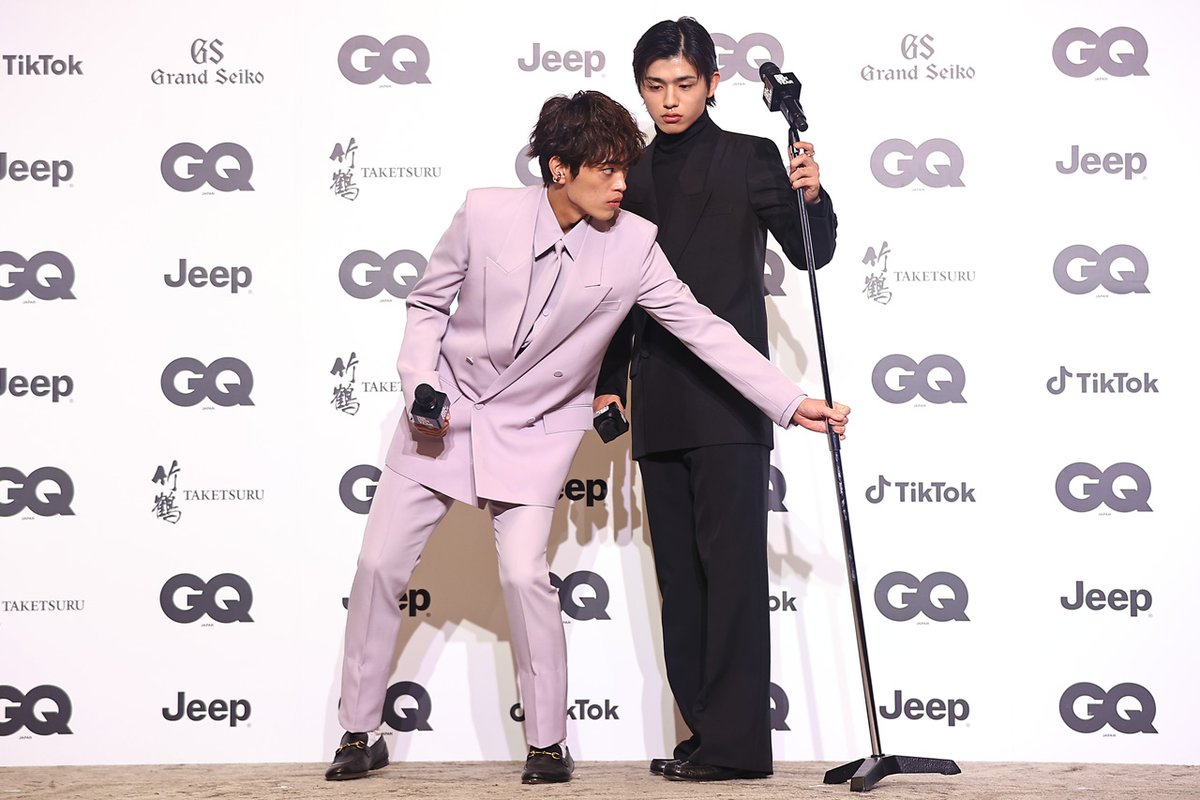 edgelinetokyo's tweet image. 原嘉孝＆篠塚大輝 無言の気遣いに会場ほっこり！橋本将生timeleszでおうちパーティー“挑戦”に照れ笑い edgeline-tokyo.com/entertainment/…

質疑応答やりとりロング
原＆篠塚が同じマイクスタンドをぎゅっと握る
#GQMENOFTHEYEAR2025