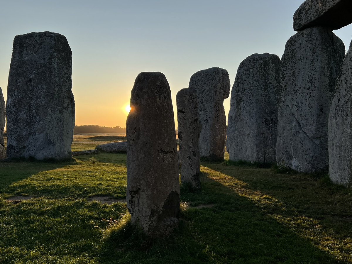 ST0NEHENGE's tweet image. Sunrise at Stonehenge today (2nd December) was at 7.50am, sunset is at 4.00pm 🌤️