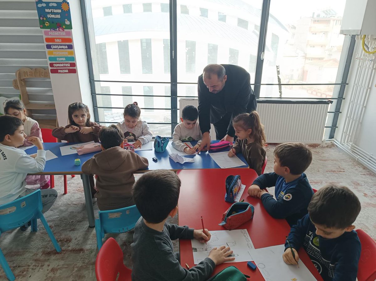 BeysehirMuftulk's tweet photo. Müftümüz Enes AKTAŞ, Üzümlü 4-6 Yaş Kur’an Kursu’nu ziyaret ederek eğitim sürecini yerinde inceledi. Minik öğrencilerimizle muhabbet eden Müftümüz, öğrenci ve öğreticilerimize başarı dileklerini iletti. https://t.co/qsQWi2yIHx