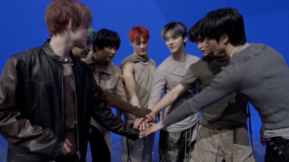 why is haechan looking at mark like that😭🤣