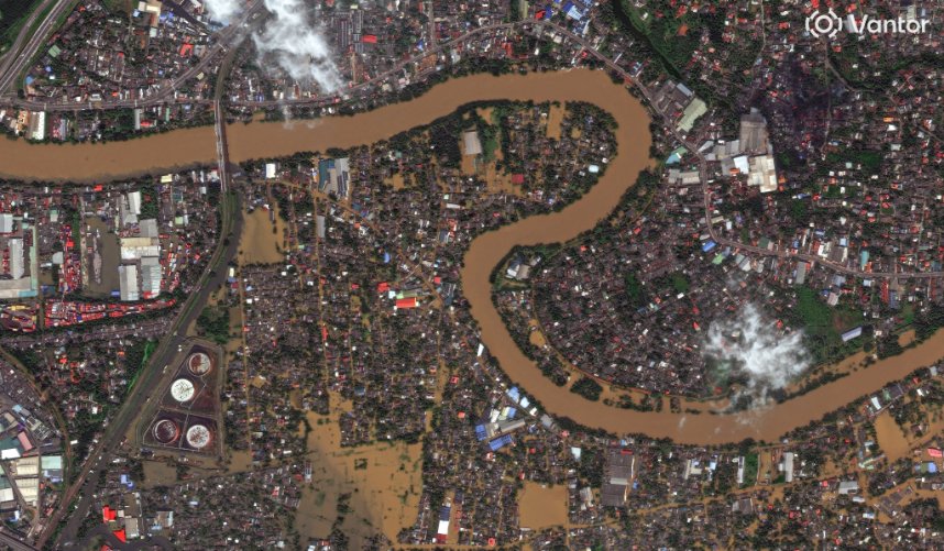 WED_explorer's tweet photo. 🆘High-resolution images show widespread #flooding in Sri Lanka, with homes surrounded by rising waters. The scenes highlight the extent of the damage and the urgent need for support as communities cope with the aftermath.🌊🏘
#SriLankaFlood #FloodSL #SriLanka
📸@vantortech https://t.co/PRgvsiEJTg