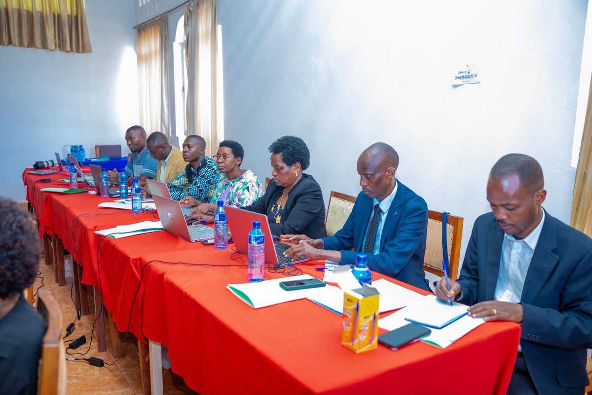 #Burundi: Les Honorables députés et sénateurs, membres des Commissions Permanentes en charge des finances, et quelques cadres de l’<a href="/nshingamateka/">Inama Nshingamateka</a> et du <a href="/Burundi_senat/">Inama Nkenguzamateka</a>, participent à un atelier de renforcement des capacités sur la présentation et l’analyse des projets de lois de