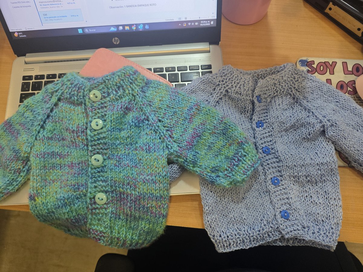 Ayer una colega me tejió esto🥹 y encuentro que estos regalos son taaan❤️‍🩹 mi corazoncito se puso feliz