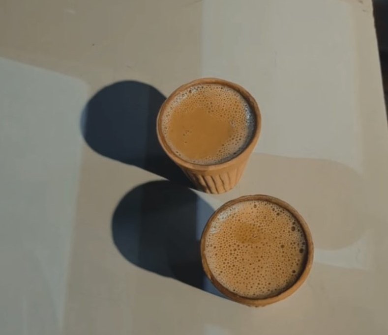 शाम उतरती है तो तन्हाई गुनगुनाने लगती है,
हाथों में चाय, मगर यादें कहानी सुनाने लगती हैं… ☕
हर घूंट में तेरी आवाज़ सी मिठास घुल जाती है,
और कप से उठती भाप में तेरी सूरत नज़र आती है… 
ना जाने क्यों ये चाय हर शाम रुला जाती है,
तेरे बिना भी तेरे होने का एहसास दिला जाती है… 

आ