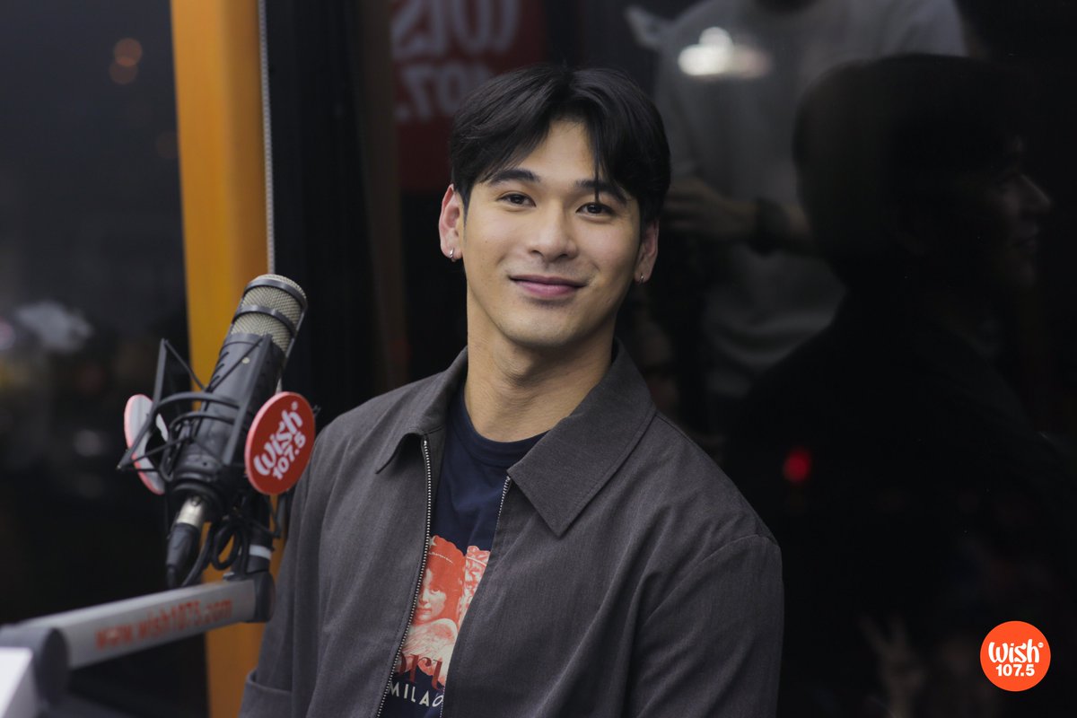 wish1075's tweet photo. On his Wish Bus return this evening, singer-songwriter Wilbert Ross serenaded everyone with his tracks, "Makaluma" and "Maliwanag Mong Mundo."

Both tracks are from his latest album, "Aking Musika." https://t.co/535JhV4nqU