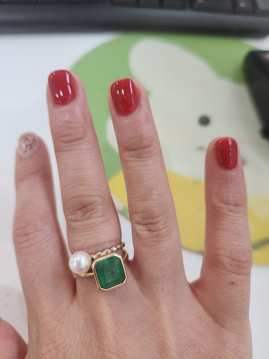 으아^^ 굳이 크리스마스 컬러의 반지를 구매하지 않아도 되었어요♡♡♡
네일을 크리스마스로 하고 에멜을 착용하면 되눈거였군요!!! 
ㅎㅎㅎㅎㅎ
이걸 이제야 터득하다니 ㅋㅋㅋ