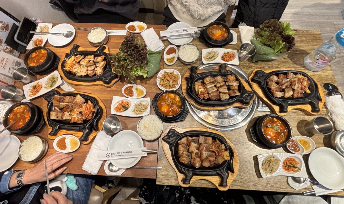 1_BTSjm's tweet photo. 12/1 少し早かったのですが、JIN君のセンイルしてきました🎂👏🍾
今回いちばんの目的だった@domocafe1 さんのラキドロがこの日はなし！ということで残念でしたが、#uricafe  も、#lovelyday さんもジンペンの気持ち分かりまくりのセンスのいい飾りで幸せ空間たくさん味わったー🩷🩷 https://t.co/8GfpfTDRIm