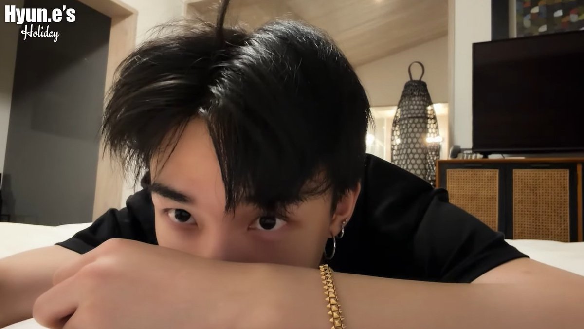 hyunjinpost's tweet image. he&apos;s so beautiful