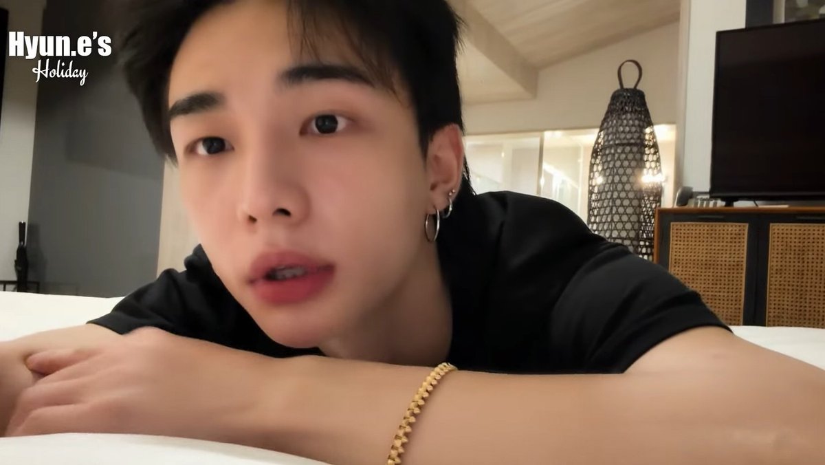 hyunjinpost's tweet image. he&apos;s so beautiful