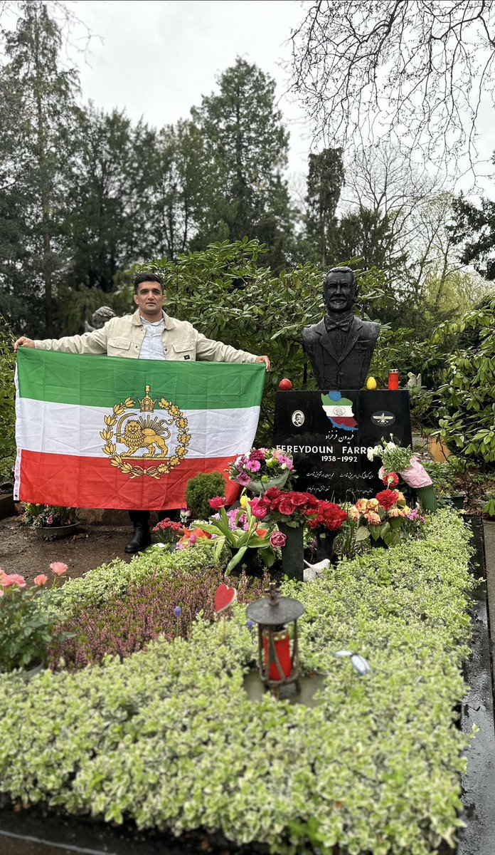 بعد از اتمام مسابقاتم و خستگی زیاد بعد از لیگ
تنها جایی که میتونست بهم آرامش روحی بده دیدار با فریدون فرخزاد عزیز بود، مردی که نامش همیشه زنده میماند و همه به نیکی ازش یاد خواهند کرد.

هر موقع اینجا میام حس میکنم ایرانم.
جای همه شما وطن پرستای نازنینم خالی…
به زودی این آرامگاه