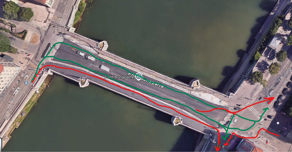 Comme prévu, les intersections de bidirs sont complètement inopérantes. Voici ce qu'on voit au niveau Bonaparte/Tilsitt pour les cycles venant de l'Ouest: trottoir, coupage de voie sur le pont, shortcut au niveau du feu des Célestins, traversée via les PP pour aller au Sud...