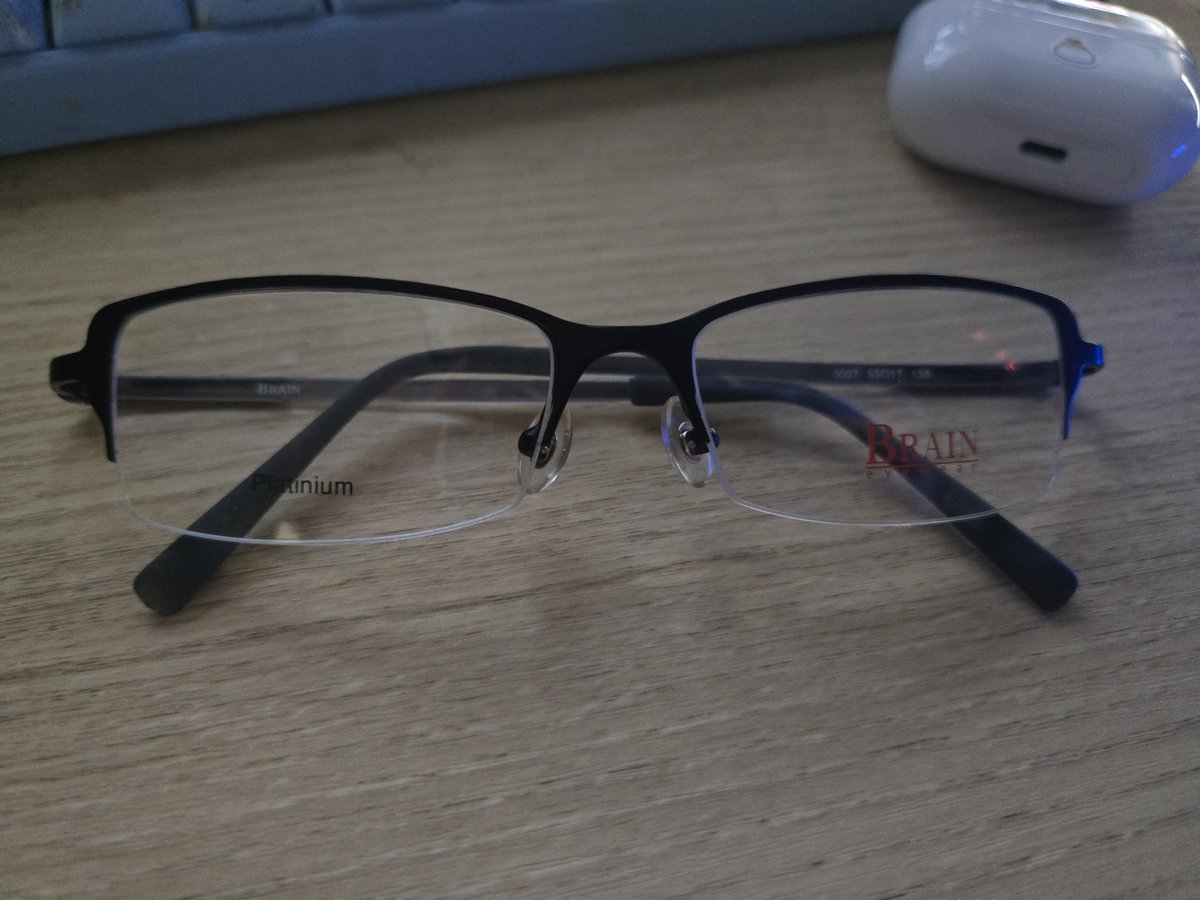 저번에 루이 안경을 역반무테로 잘못 사서
다시 샀는데요
여전히 못생겻다고생각함