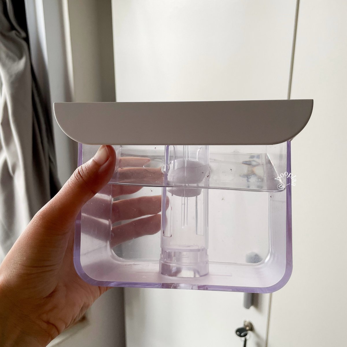 hooplaa_'s tweet photo. PLEASE…. If you live in a tropical zone, this is your sign to buy a dehumidifier

penting terutama yg gapunya ventilasi ruangan! ini aku hasil 5 harian aja airnya udh banyak keserap, ga kebayang sih klo ga pake alat ini😭 https://t.co/9XWjRanmQN