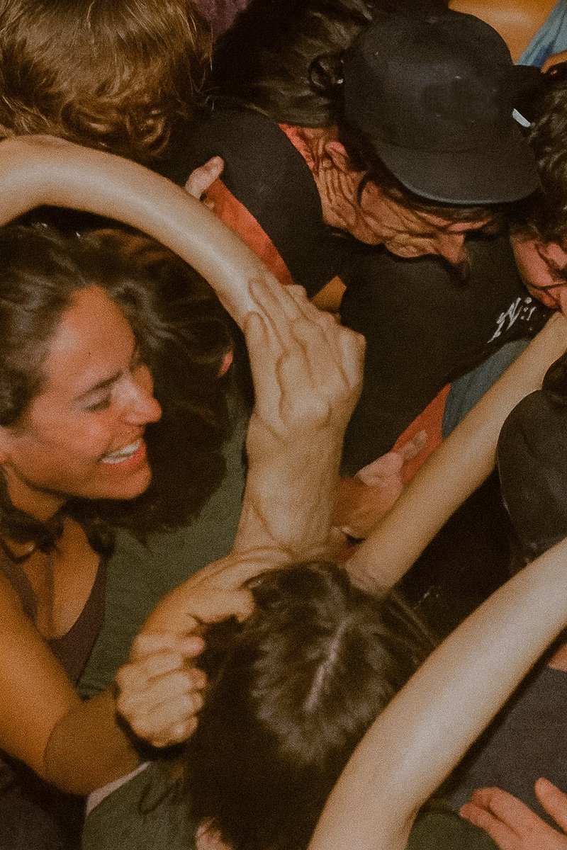 Valentino y su nuevo bolso DeVain en el centro de la polémica.

Su campaña, generada con IA y con un aire surrealista,
ha sido calificada de “inquietante”, “descuidada” e incluso “vaga” para una casa de alta costura.

¿Arte digital o atajo publicitario?